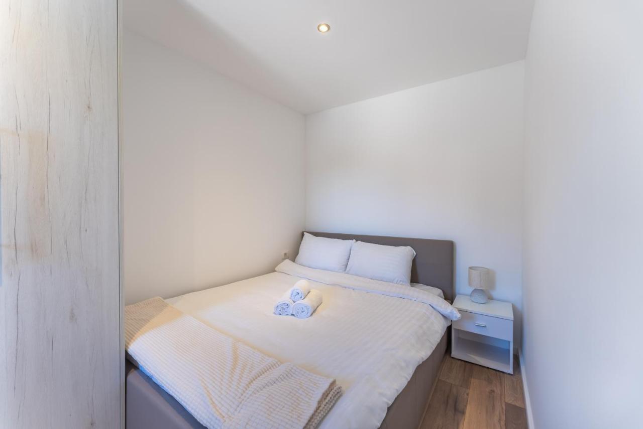 Bernie Apartments With A Pool Zara Esterno foto